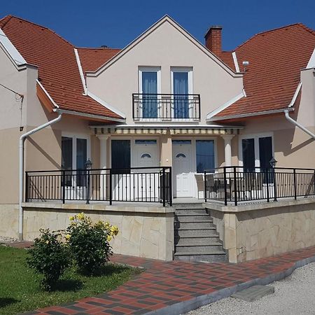 Royal Apartman Vonyarcvashegy Buitenkant foto